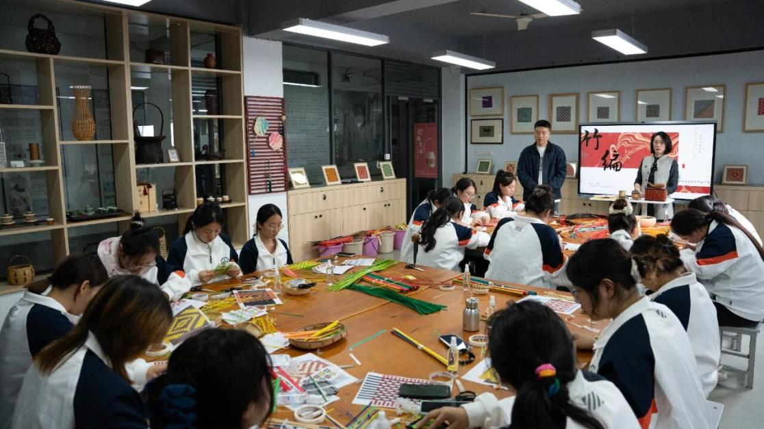 为非遗“添彩”，为青春“赋能”：江苏建院的文化育人新实践